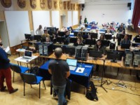 Uczniowie i nauczyciele siedzą przy zestawach komputerowych. Przy scenie dwóch mężczyzn z laptopami na stolikach, którzy prowadzą warsztaty. Kliknięcie w miniaturkę obrazka spowoduje wyświetlenie powiększonego zdjęcia.