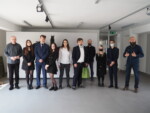 W galerii szkolnej, uczniowie ze specjalizacji „techniki rzeźbiarskie" i nauczyciele (od lewej): Zdzisław Kwiatkowski, Wojciech Koryciński i Jarosław Skoczylas. Kliknięcie w miniaturkę obrazka spowoduje wyświetlenie powiększonego zdjęcia.