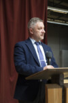 Dyr Krzysztof Dąbek przemawia na mównicy. Kliknięcie w miniaturkę obrazka spowoduje wyświetlenie powiększonego zdjęcia.