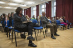 Nauczyciele: Anna Papierkowska-Zając, Krzysztof Kijewski, vice dyr Alina Tkaczyk, vice dyr Andrzej Mazuś, uczniowie siedzą na krzesłach w auli szkolnej podczas uroczystości. Kliknięcie w miniaturkę obrazka spowoduje wyświetlenie powiększonego zdjęcia.