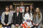 Nauczyciel Paulina Zarębska i maturrzyści, zdjęcie grupowe, pozowane. Kliknięcie w miniaturkę obrazka spowoduje wyświetlenie powiększonego zdjęcia.