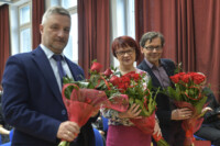 Dyrekcja szkoły z bukietami czerwonych róż. Kliknięcie w miniaturkę obrazka spowoduje wyświetlenie powiększonego zdjęcia.