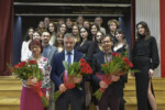 Wychowawca Robert Wojniusz, dyrekcja szkoły i maturzyści z klasy IVB, zdjęcie grupowe, pozowane. Kliknięcie w miniaturkę obrazka spowoduje wyświetlenie powiększonego zdjęcia.