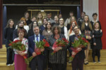 Wychowawca Anna Papierkowska-Zając, dyrekcja szkoły i maturzyści z klasy VIB, zdjęcie grupowe, pozowane. Kliknięcie w miniaturkę obrazka spowoduje wyświetlenie powiększonego zdjęcia.