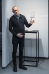 Piotr Strobel stoi w galerii i mówi. Kliknięcie w miniaturkę obrazka spowoduje wyświetlenie powiększonego zdjęcia.