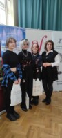 Olga Kucharska, Jagoda Pawluk, Anna Tiemann, Agnieszka Drzewiecka stoją i pozują do zdjęcia na tle plakatów i zielonej kotary. Kliknięcie w miniaturkę obrazka spowoduje wyświetlenie powiększonego zdjęcia.